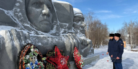 Сотрудники прокуратуры возложили цветы к Монументу славы - Balashover.Ru